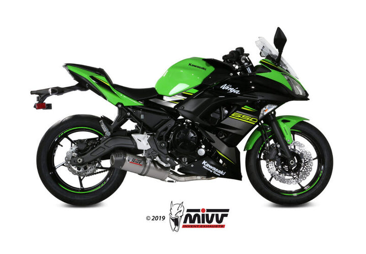 MIVV Oval Full Exhaust System Titanium/Carbon End Cap monterad på Kawasaki Z650 K.044.L4C, sportig design för optimal prestanda.