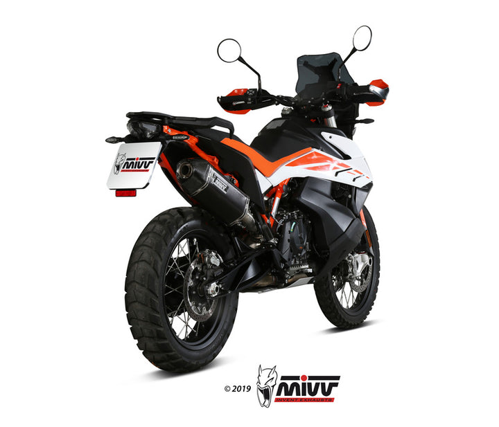 Bakre vy av KTM 790 Adventure med installerad MIVV Speed Edge ljuddämpare KT.021.LRB i svart stål och kolfiber, stilren och kraftfull.