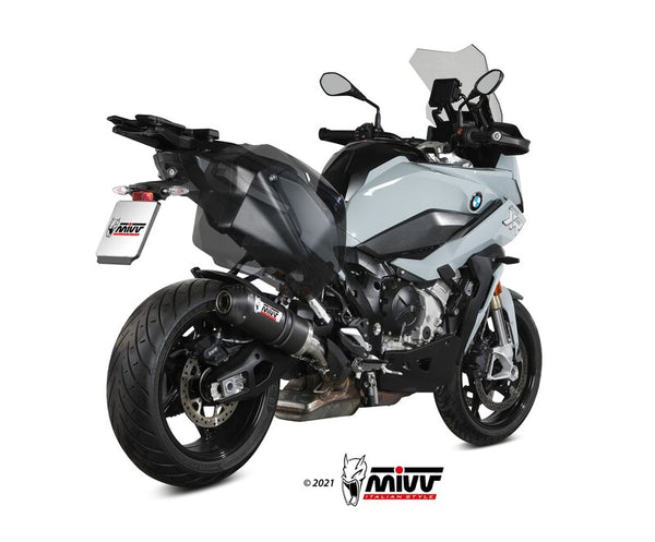 MIVV Oval Silencer Carbon monterad på BMW S1000XR B.039.L3C, visad bakifrån. Sportigt avgassystem för motorcykeltillbehör och reservdelar.