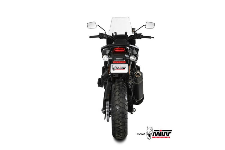 Bakre vy av Harley Davidson Pan America med installerad MIVV Speed Edge Slip-On ljuddämpare i svart stål/kolfiber. Reservdel för optimal prestanda.