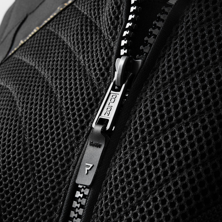 Närbild på dragkedjan på Rebelhorn Jax MC-jacka med högkvalitativ finish och ventilerande meshpaneler. Funktionell och elegant.