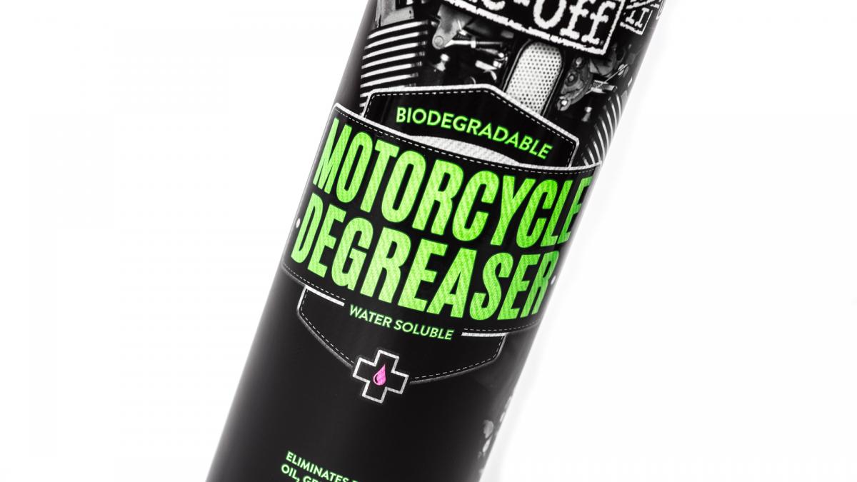 Närbild av Muc-Off Motorcycle Degreaser 500ml med tydlig grön text och detaljerad etikett. Effektiv för rengöring av motorcykelmotorer och delar.