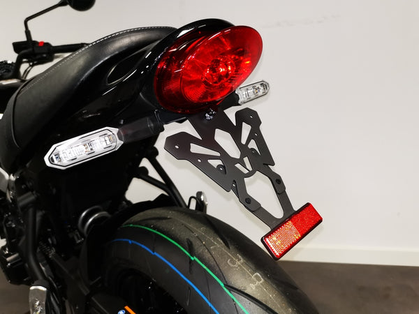 V držák poznávací značky dílů C8-SPK026