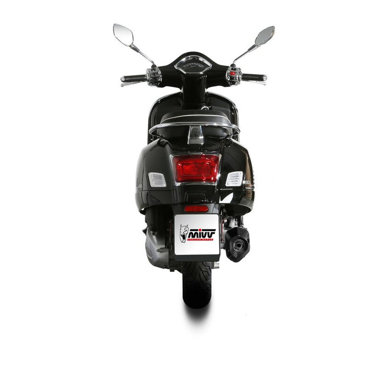 Bakre vy av Vespa GTS med MIVV Delta Race Silencer P.009.LDRB, idealisk för e-handel inom reservdelar och fordonstillbehör.