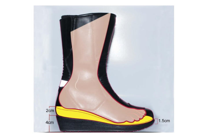 Illustration av Difi Dam Mc-Stövlar Tara Svart med inbyggd klackhöjning. Visar stövlarnas ergonomiska design och komfort för motorcyklister.