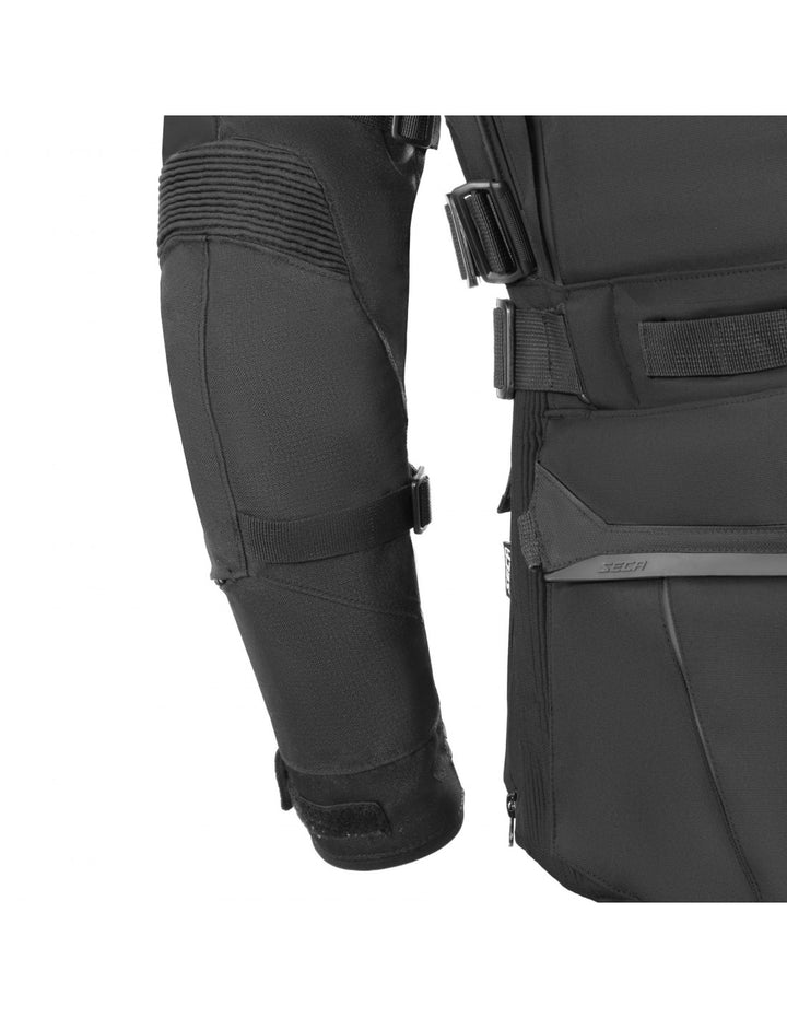 Ärmdetalj på Seca Textil Mc-Jacka Arrakis III med förstärkt material och justerbara remmar för perfekt passform.