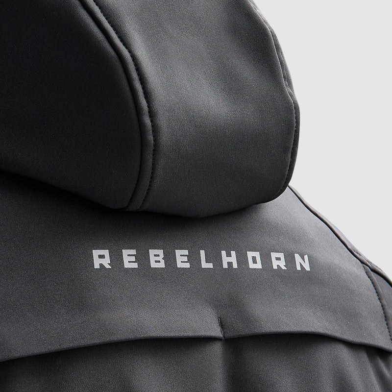 Närbild på Rebelhorn-logotypen på ryggen av Softshell Mc-Jacka Slash Svart, med stilren design och högkvalitativt material.