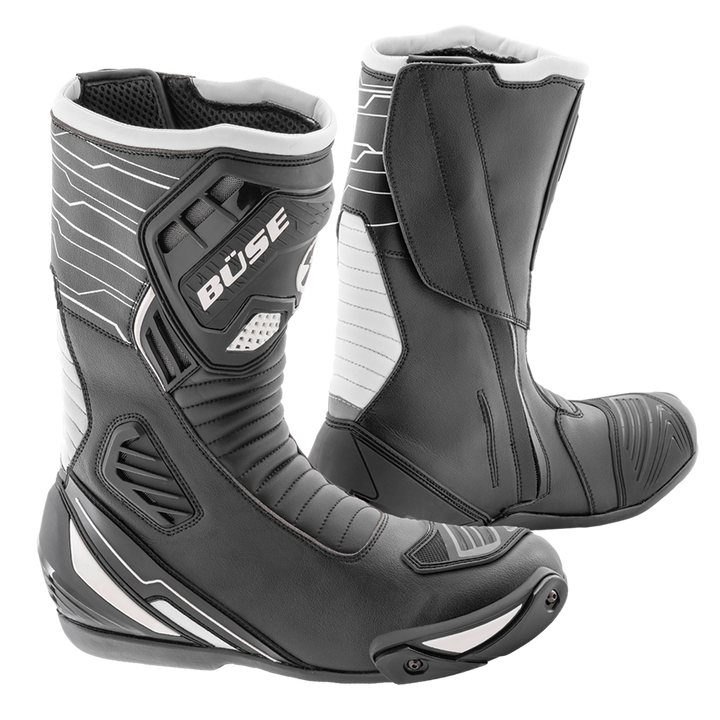 BÜSE Unisex Sport Mc-Stövlar Evo Svart/Vit med skyddande förstärkningar och sportig design. Perfekt för motorcyklister som söker säkerhet och komfort.